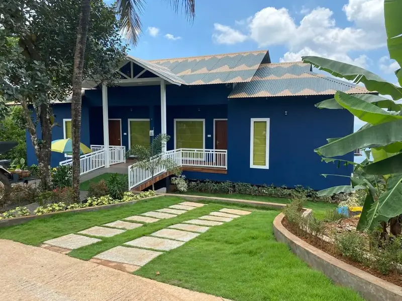 La Vista Villa couple cottage exterior and garden